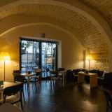 L�ambiente, illuminato da una vetrata...